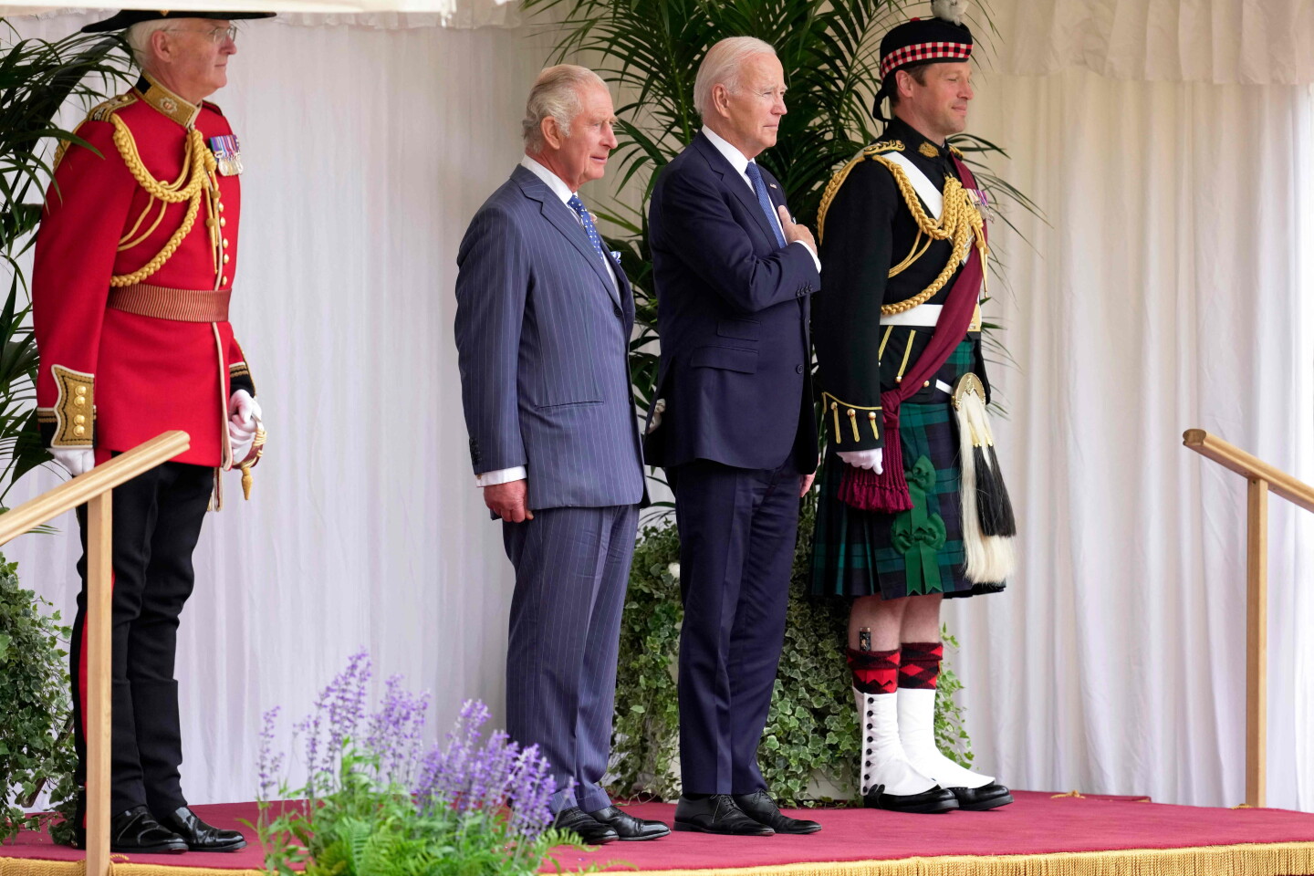 Biden visitó a Sunak y Carlos III de camino a la cumbre de la Otan; hablaron de Ucrania y la crisis climática - EL PAÍS Uruguay