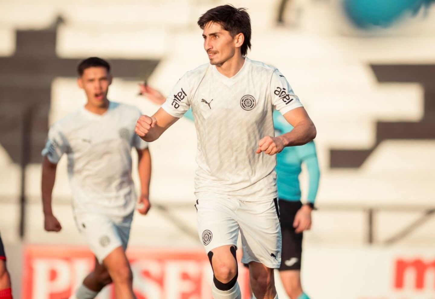 Franco Pizzichillo celebra con la camiseta de Montevideo City Torque.
