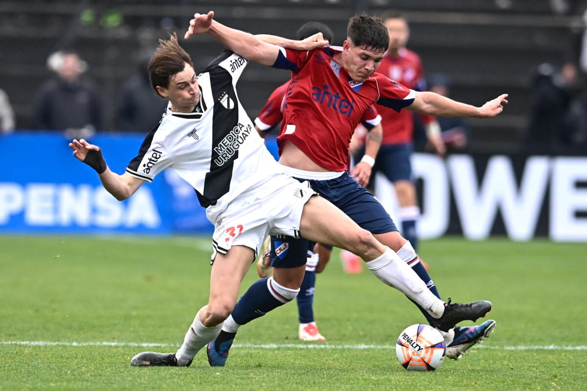 Pavel Núñez ante la marca de Facundo Balatti entre Danubio y Nacional.