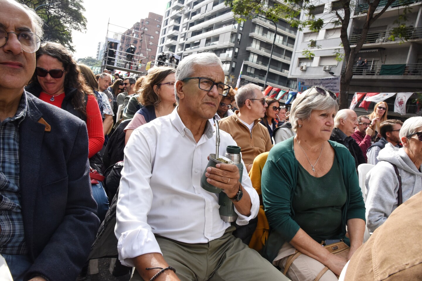 Juan Castillo con termo y mate durante el acto del 1° de mayo del Pit-Cnt.