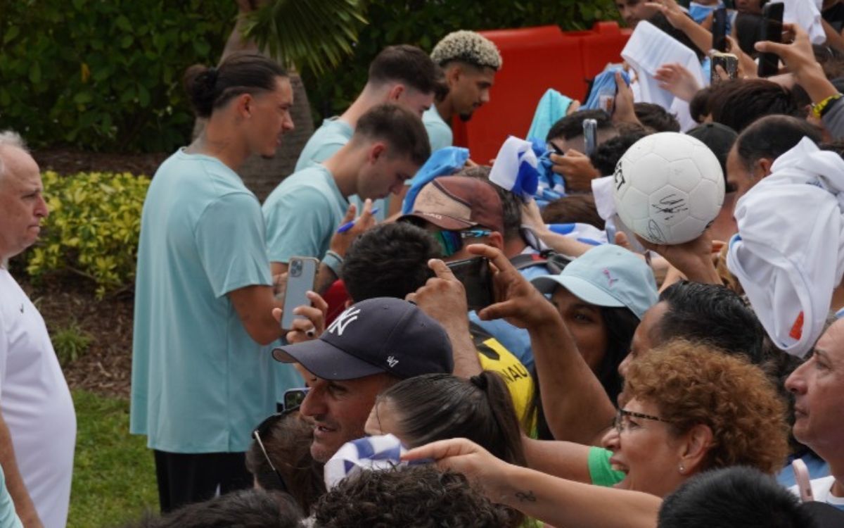 Los jugadores de la selección uruguaya junto a los hinchas en Miami.