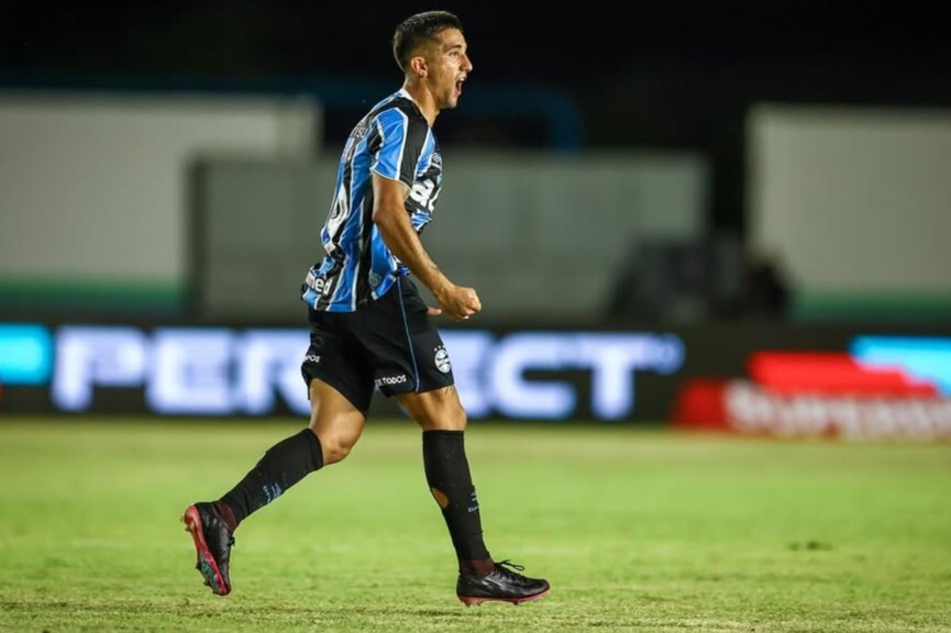 Cristian Olivera celebra su gol con Gremio.