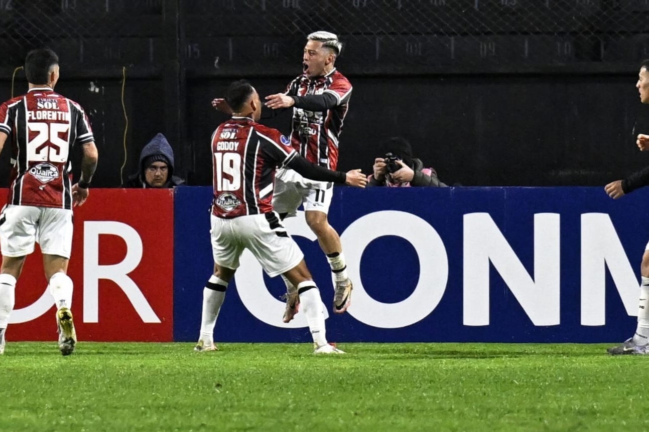Matías Perelló celebra el gol de Central Córdoba ante Cerro Largo por Copa Sudamericana.