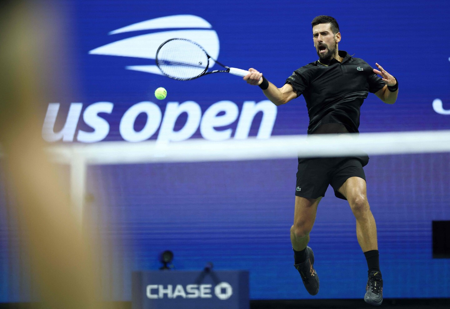 Novak Djokovic en pleno partido ante Taylor Fritz por el US Open.
