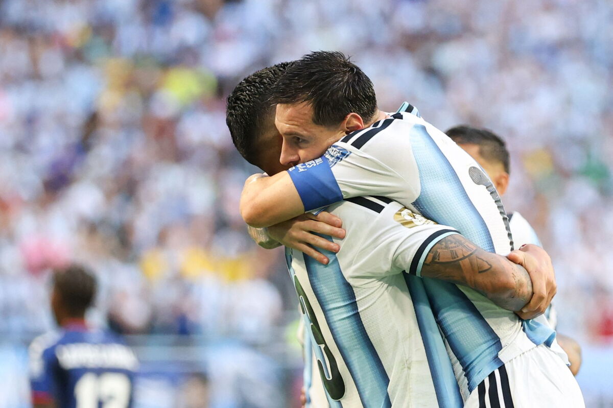 Lionel Messi celebra con Cristian Romero.
