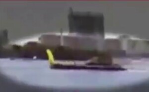Momento del choque entre una barcaza y un velero en Miami.