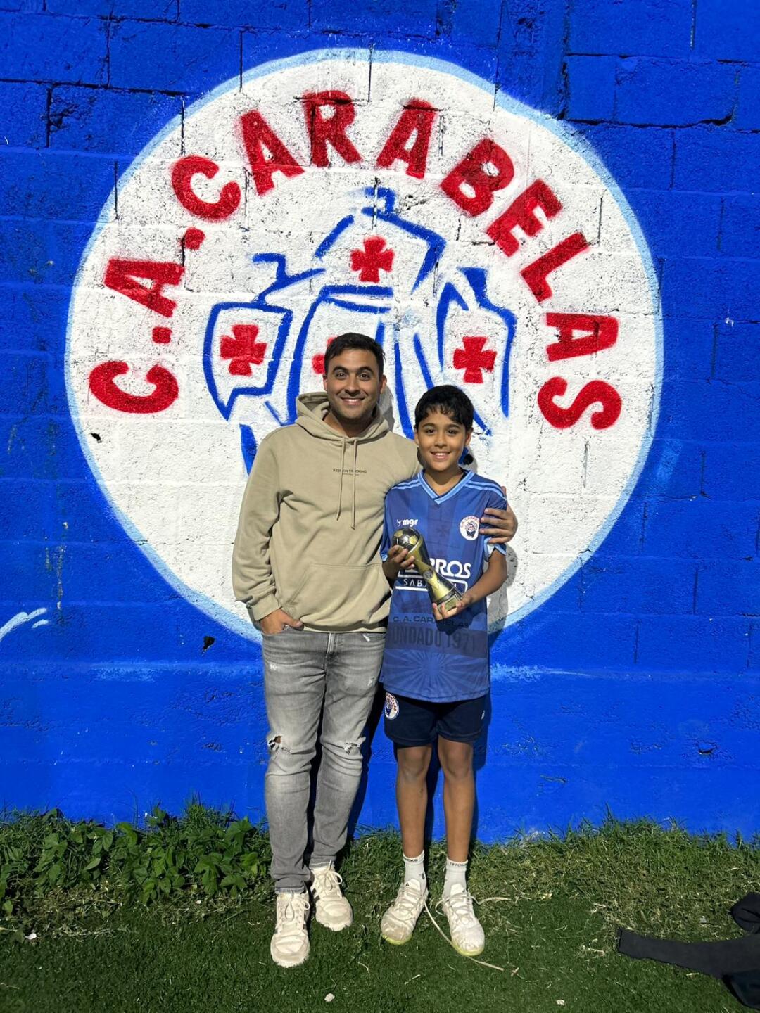Luis Olivera y su hijo en el Club Carabelas.
