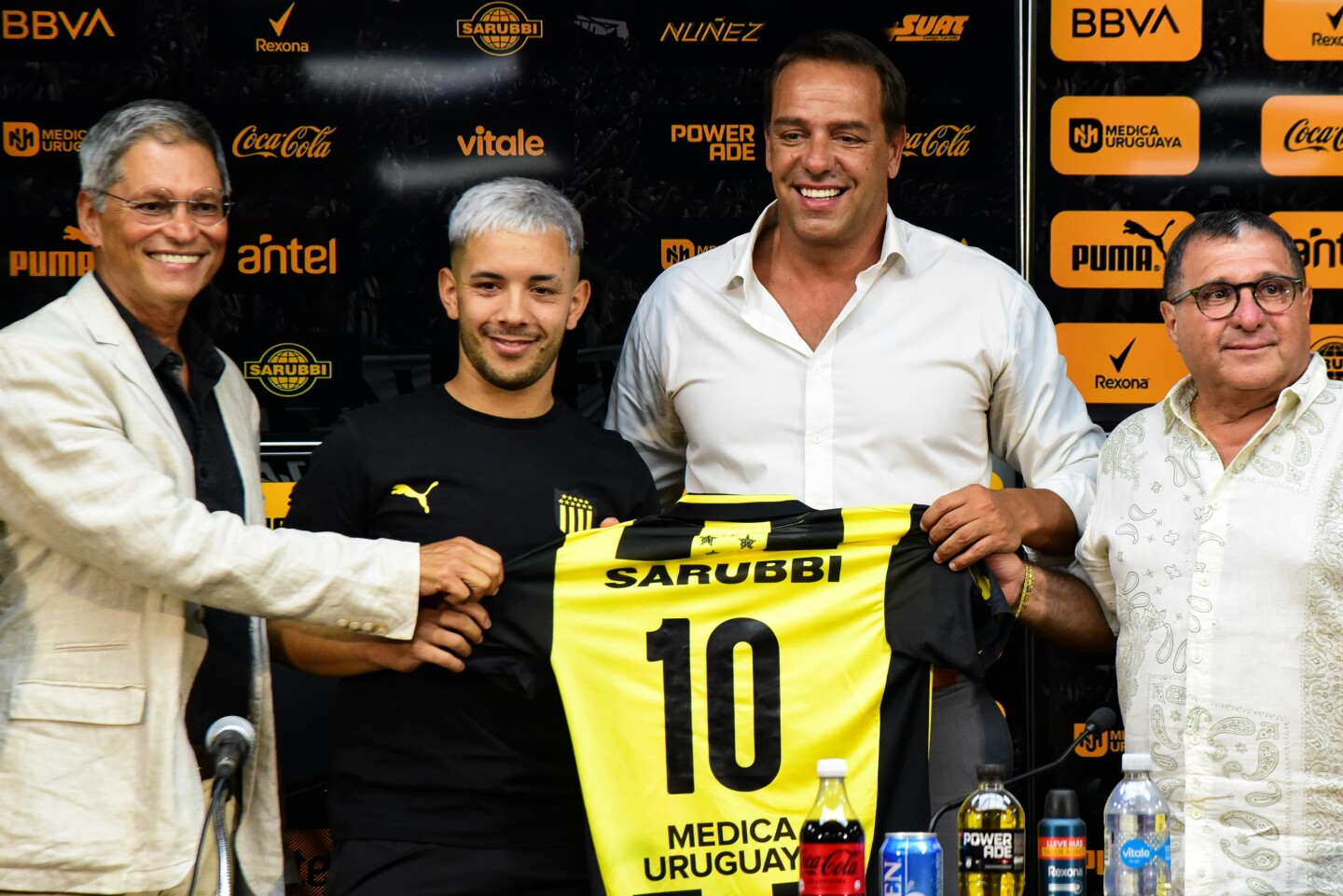 Leo Fernández junto con Ignacio Ruglio, Eduardo Zaidensztat y Jorge Chijane en la firma de su nuevo contrato con Peñarol.
