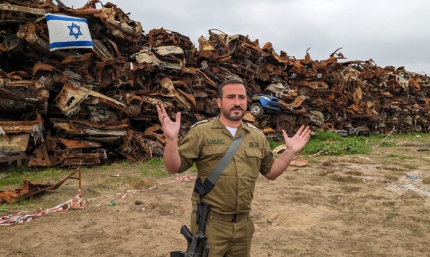 A 12 kilómetros de Gaza, Adam Ittah, reservista del Ejército israelí, muestra miles de autos vandalizados por Hamas
