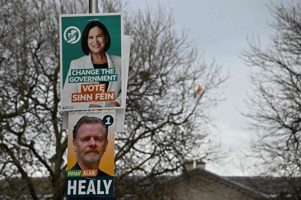 Carteles de campaña de la candidata de Mary Lou McDonald por el partido de unidad proirlandés Sinn Fein.