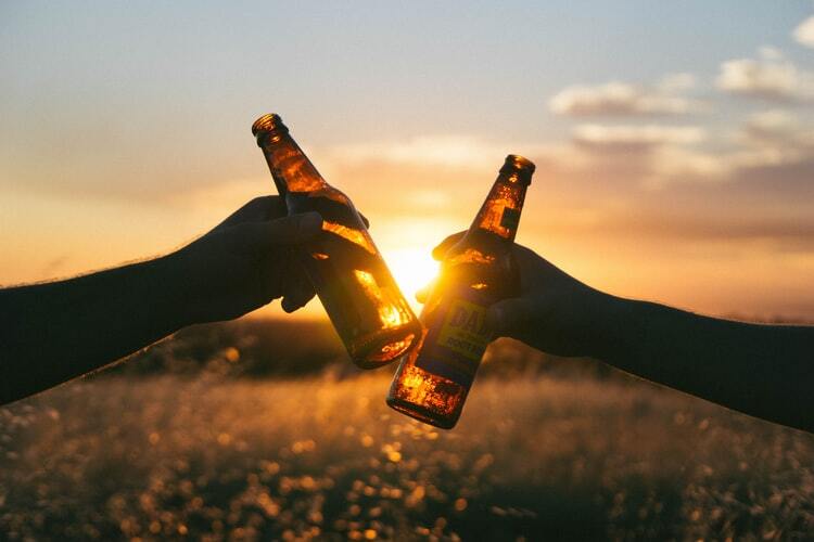 Brindis de cerveza. Foto: Unsplash