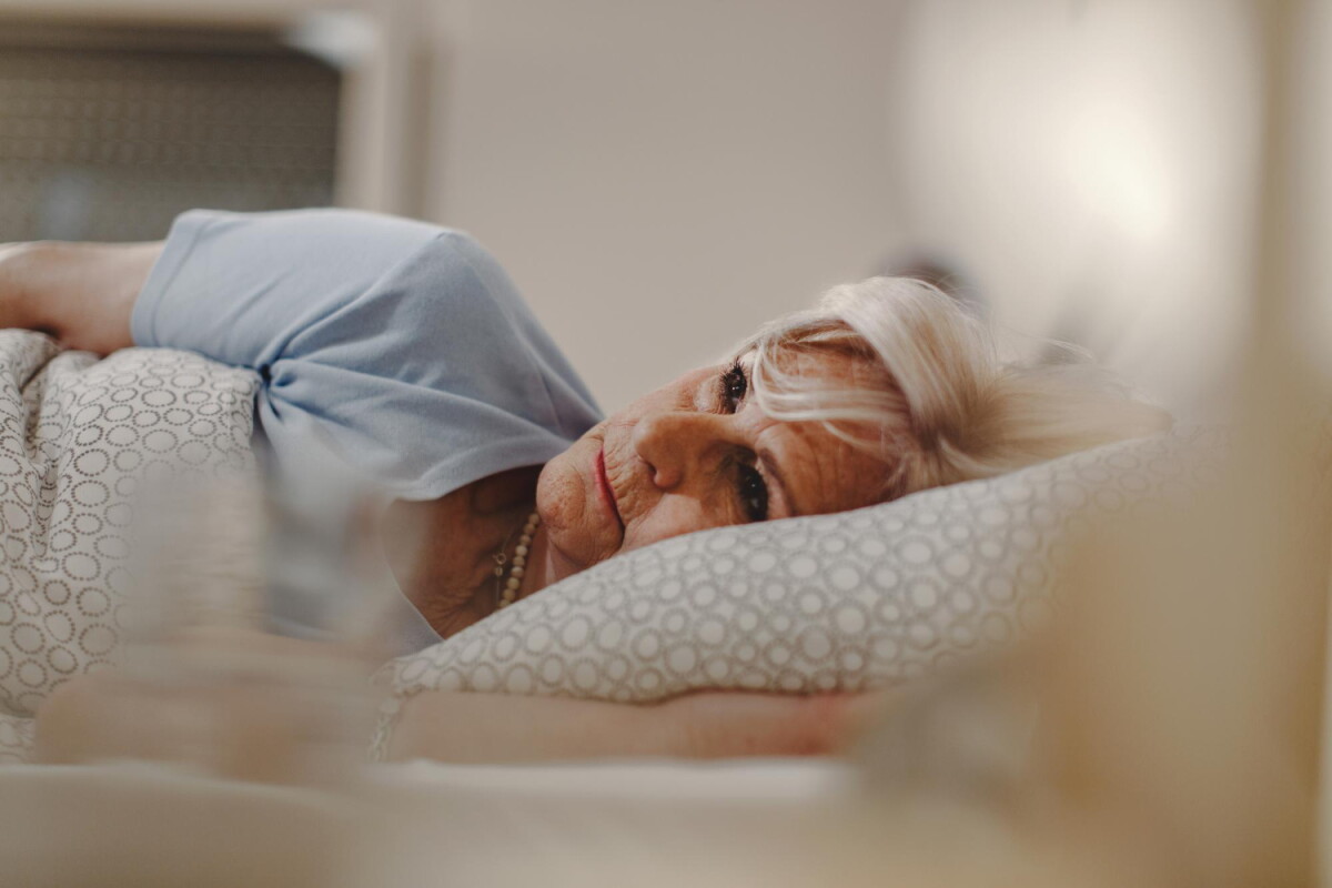 Mujer adulta con insomnio no puede dormir por la noche.