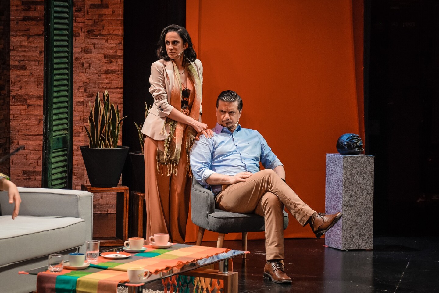Noelia Etcheverry compartiendo escena con Armand Ugón, su partenaire en "Paraarnomales".