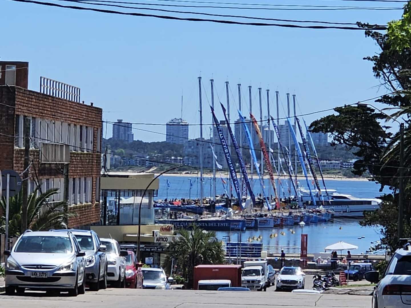 El colorido de la Clipper Race en Punta del Este.