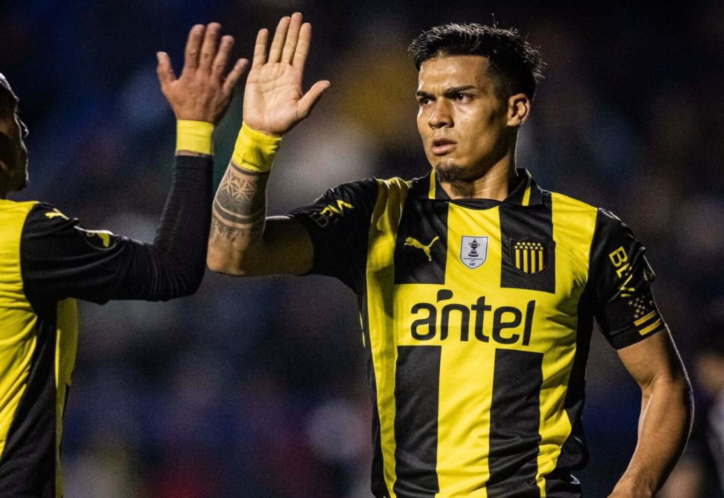 Matías Arezo celebra el gol que marcó en el partido entre Peñarol y Río Negro de San José.