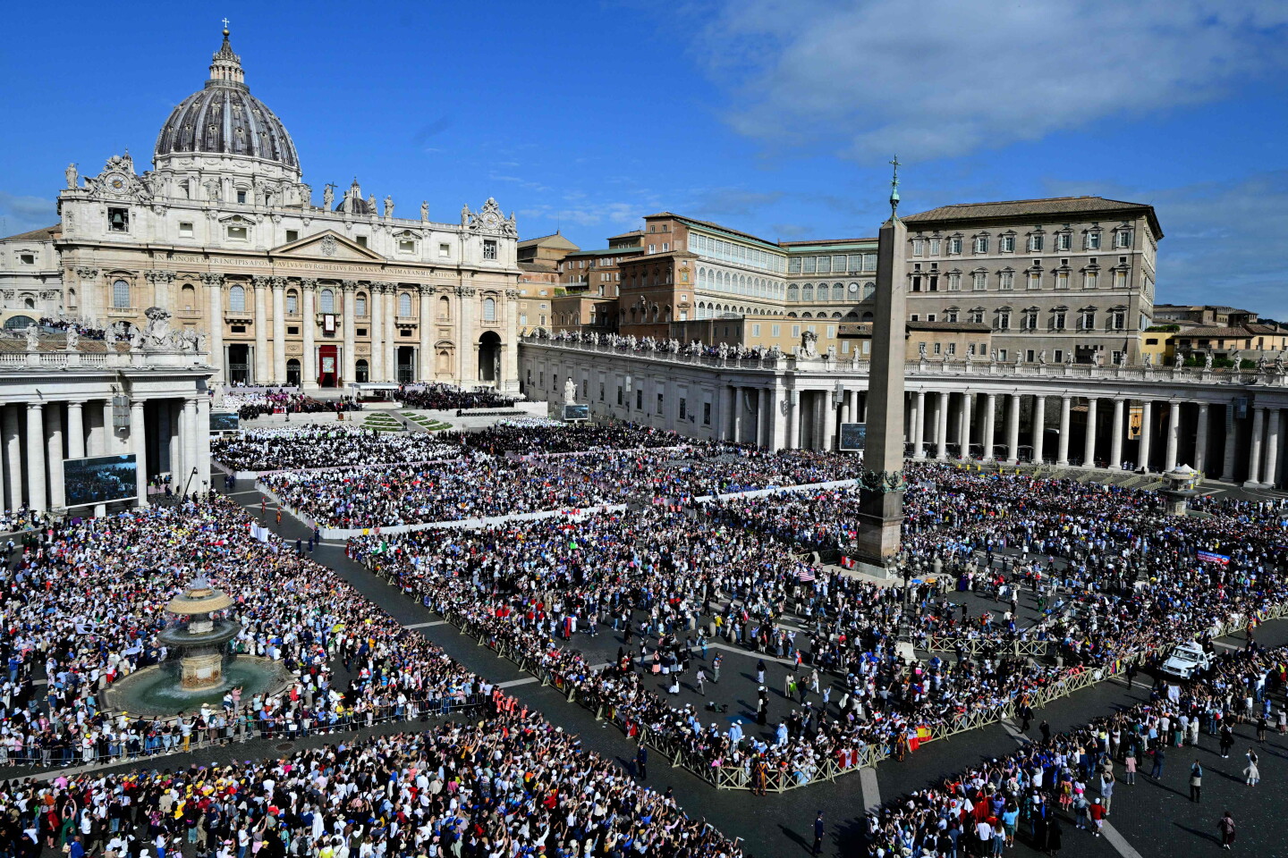 Multitud en la plaza de San Pedro en el Vaticano, este domingo 18 de mayo de 2025, antes del inicio del pontificado del papa León XIV.