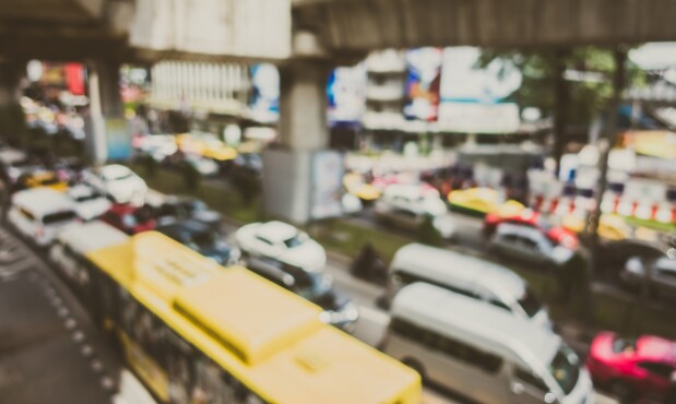 Tránsito cargado en una ciudad