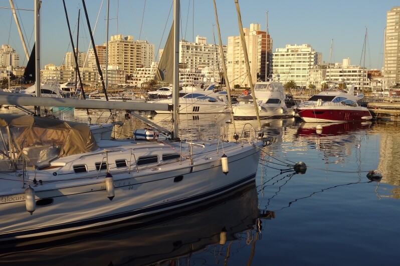 En el puerto de Punta del Este permanecen fondeados numerosos veleros y yates matriculados en lugares exóticos. Foto: Ricardo Figueredo.