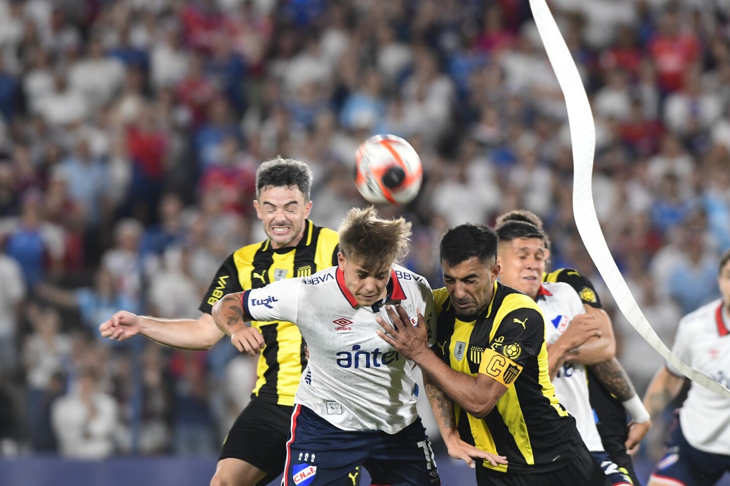 Jeremía Recoba disputando una pelota con Maxi Olivera en el clásico entre Nacional y Peñarol.