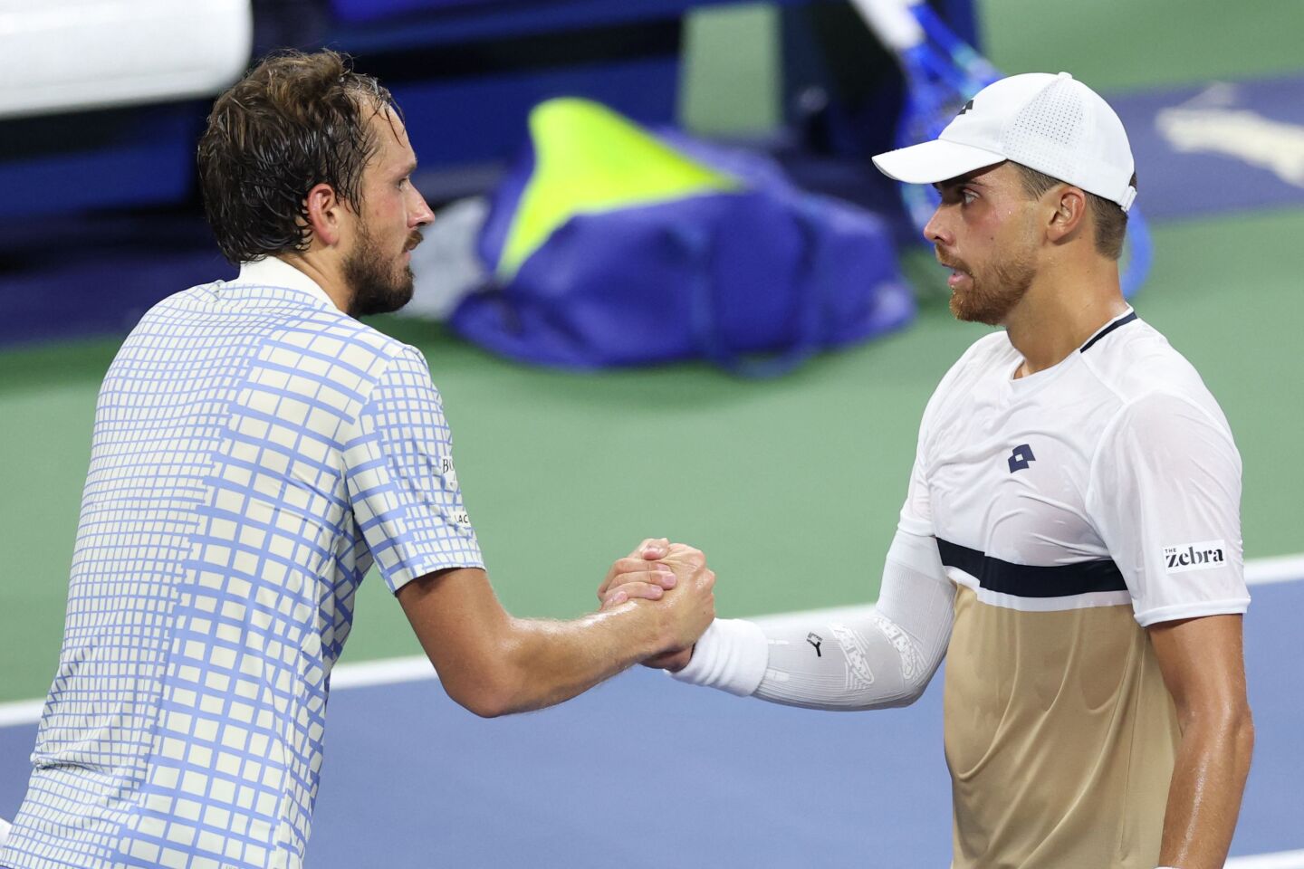 Daniil Medvedev se saluda con Benjamin Bonzi tras el triunfo del francés sobre el ruso en el US Open.