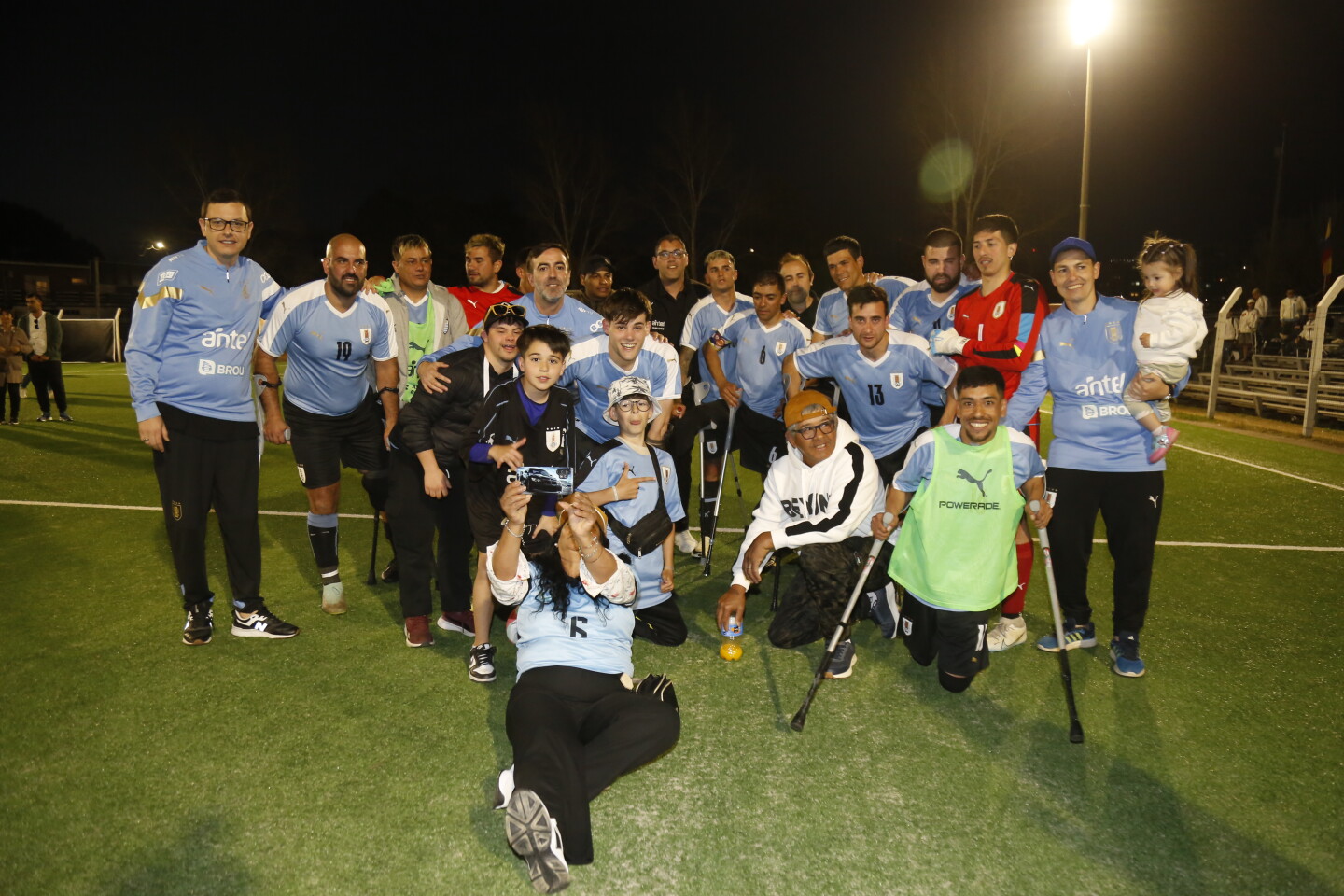 La selección uruguaya de fútbol de amputados festeja su título en el Sudamericano disputado en Maldonado.