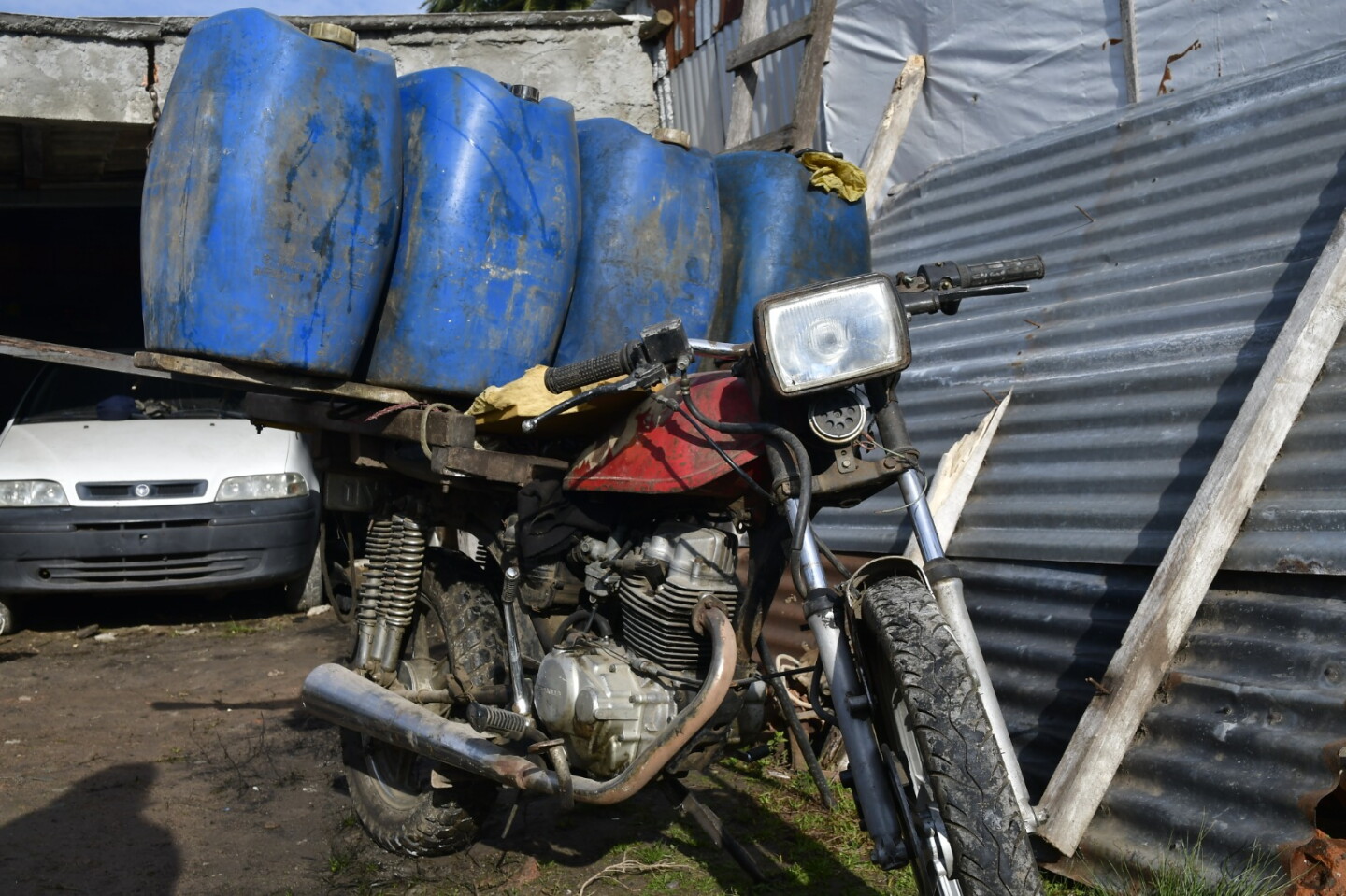 La moto con una parrilla y amortiguadores reforzados para cargar mercadería.