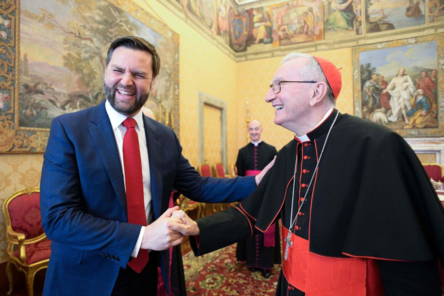 Cardenal secretario de Estado del Vaticano Pietro Parolin con el vicepresidente de Estados Unidos, JD Vance.