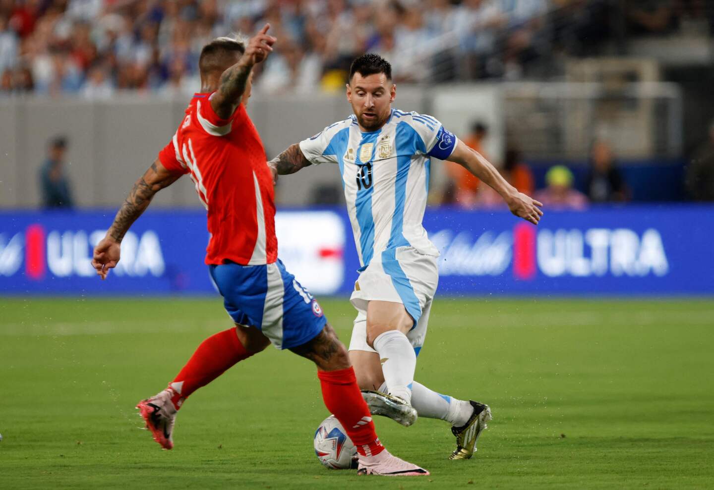 Lionel Messi en el duelo con Eduardo Vargas en pleno Chile vs. Argentina. 