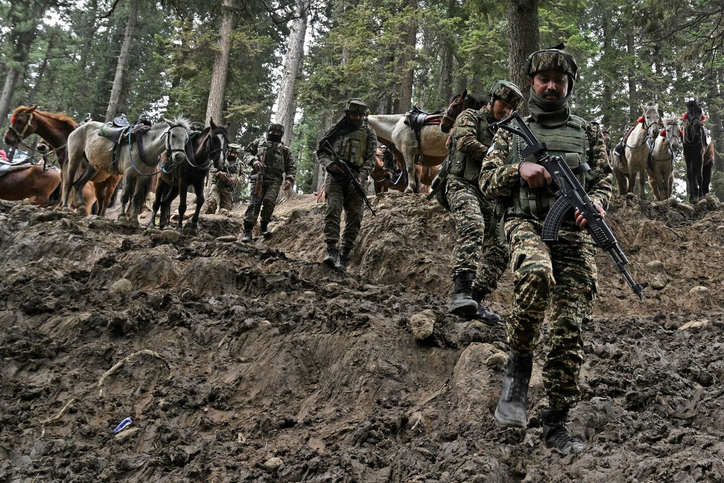 Soldados de la India inspeccionan la zona del ataque en Pahalgam